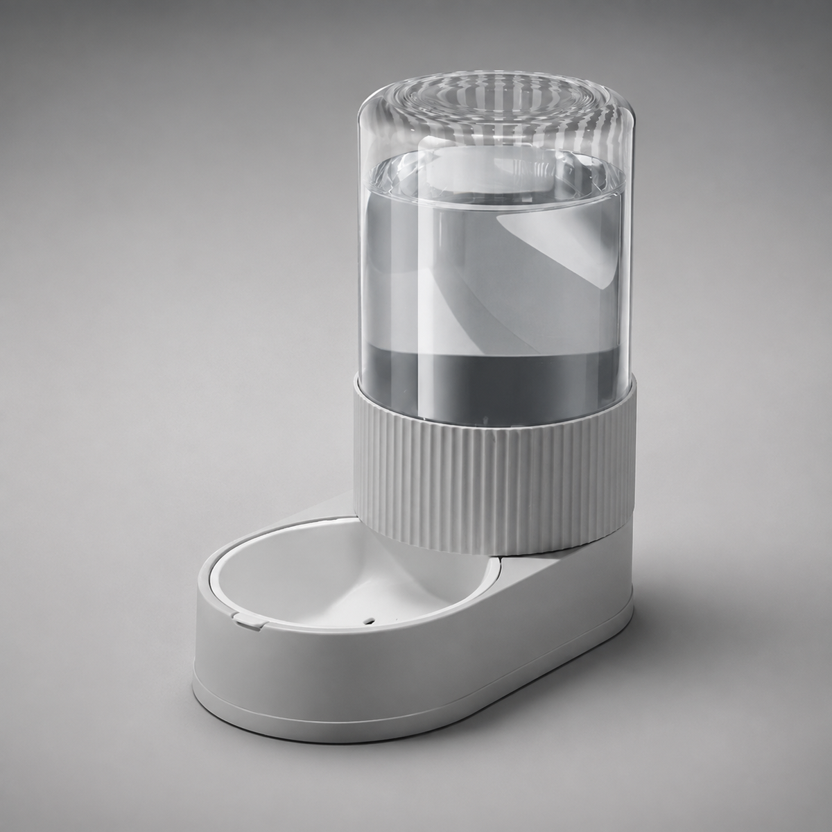 Distributeur gravitaire version eau vu de trois-quarts sur fond gris