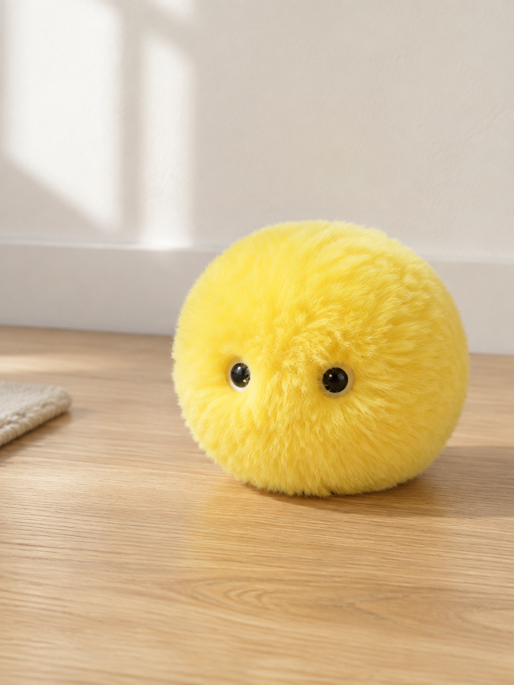 Balle interactive jaune posée sur un parquet clair