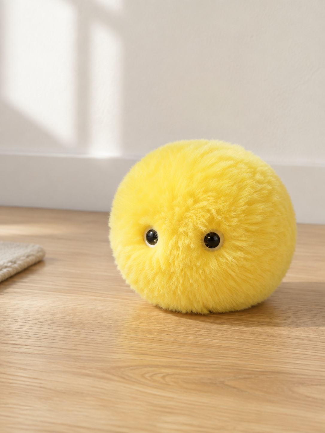 Balle interactive jaune posée sur un parquet clair